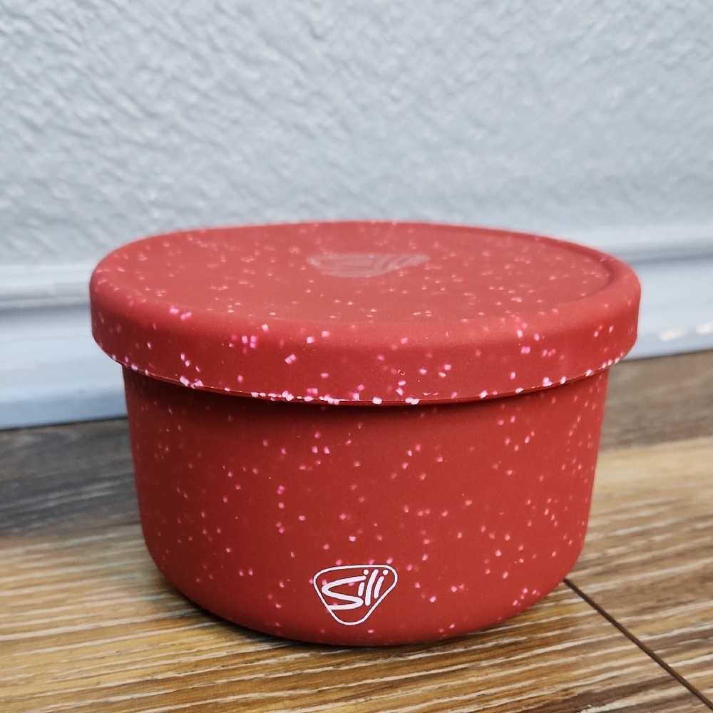 NWOT Silipint 20 oz Lidded Bowl Speckled Red